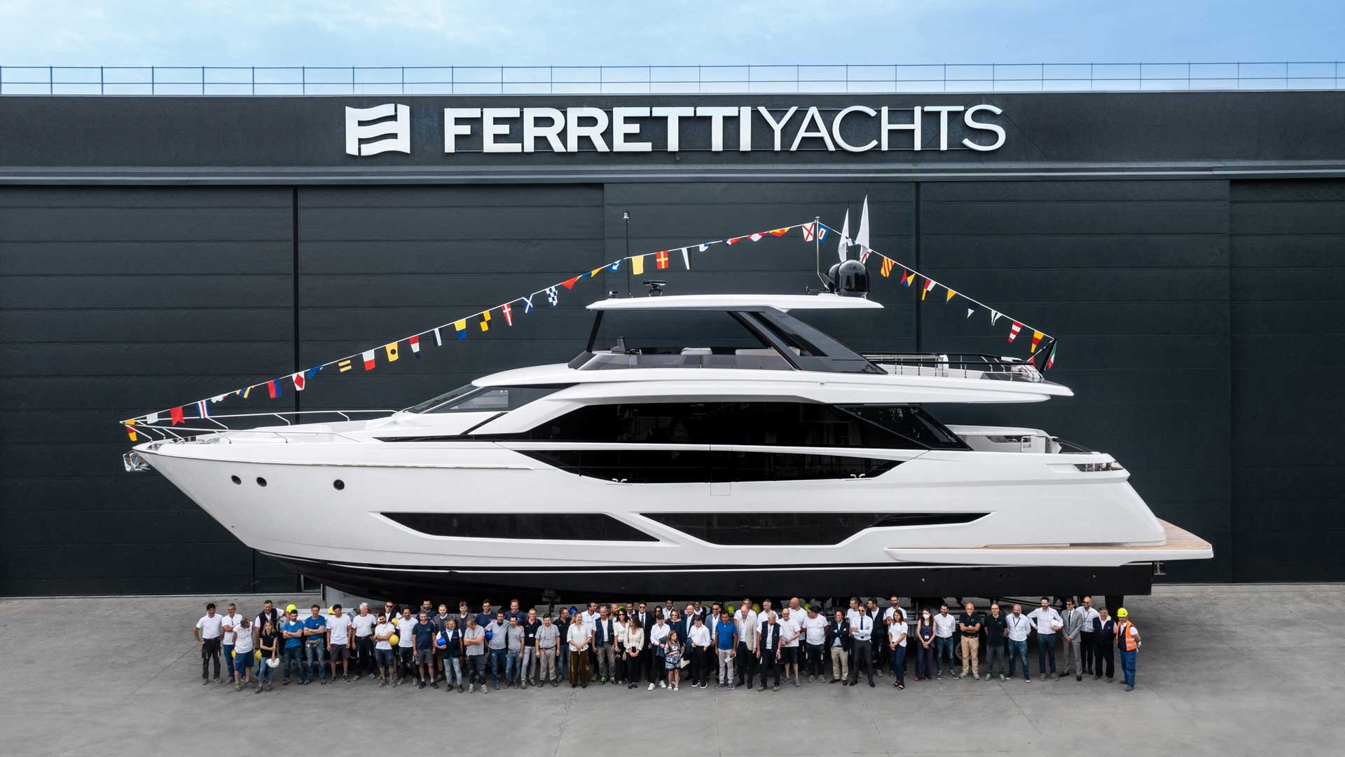 Ferretti-Yachts-860-Cannes-2022-Robb-Report-Italia