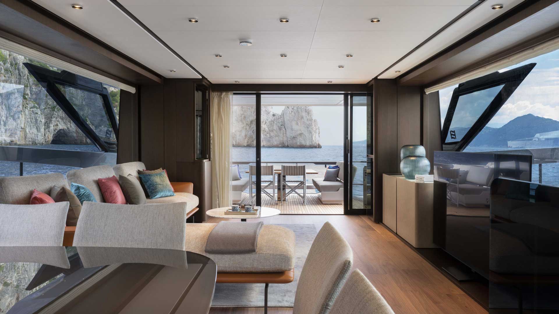 Salone-nuovo-tìyacht-ferretti-presentato-a-Cannes-Robb-Report-Italia