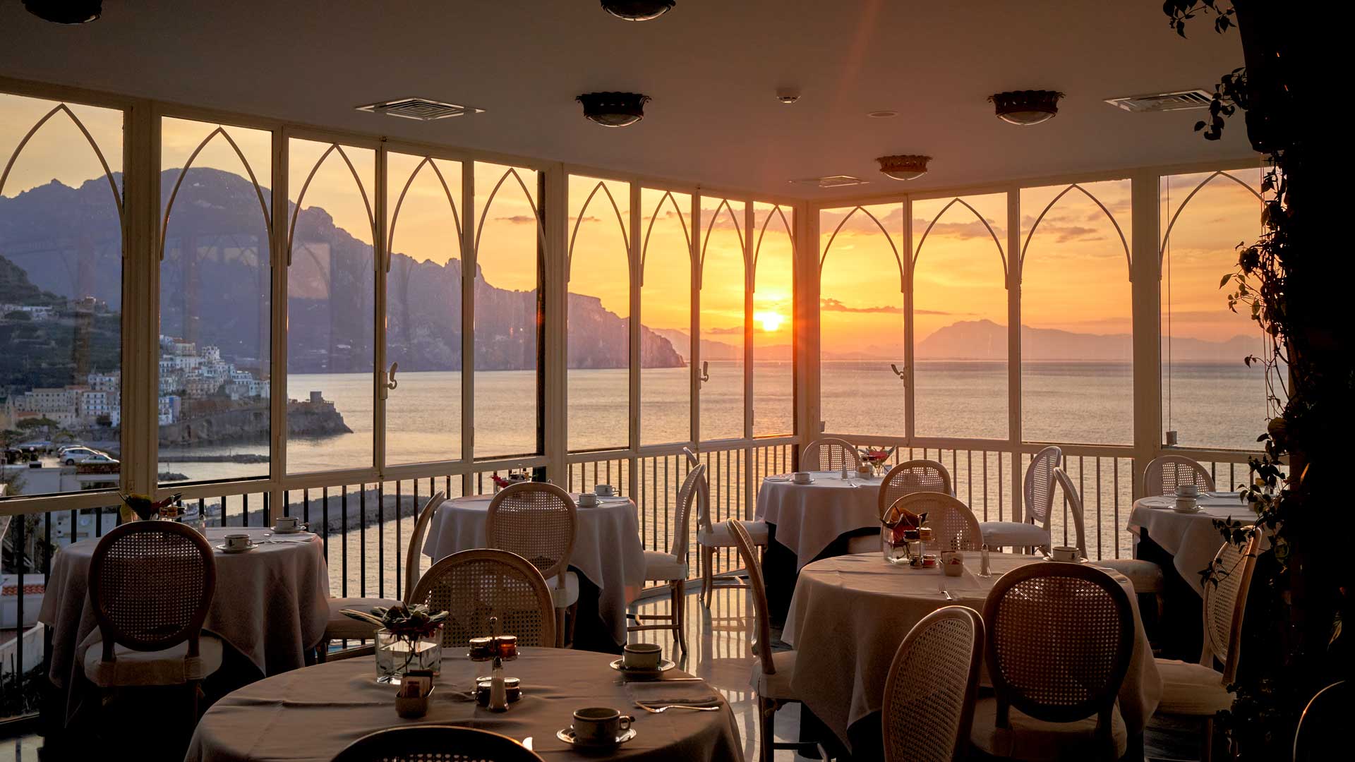 Sala-ristorante-glicine-hotel-santa-caterina-amalfi-robb-report-italia