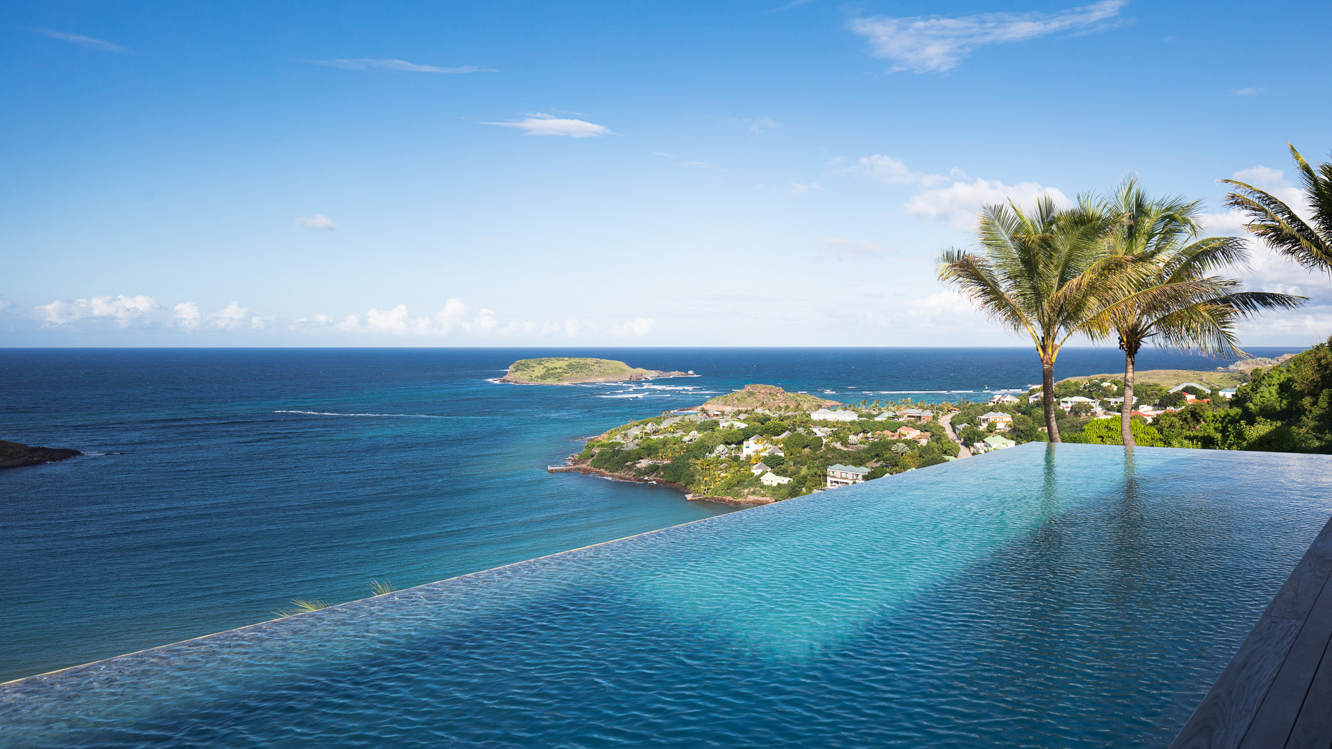 Ville di st barth-Mythique - Water melts into water by the pool at Villa Mythique credits Laurent BENOI