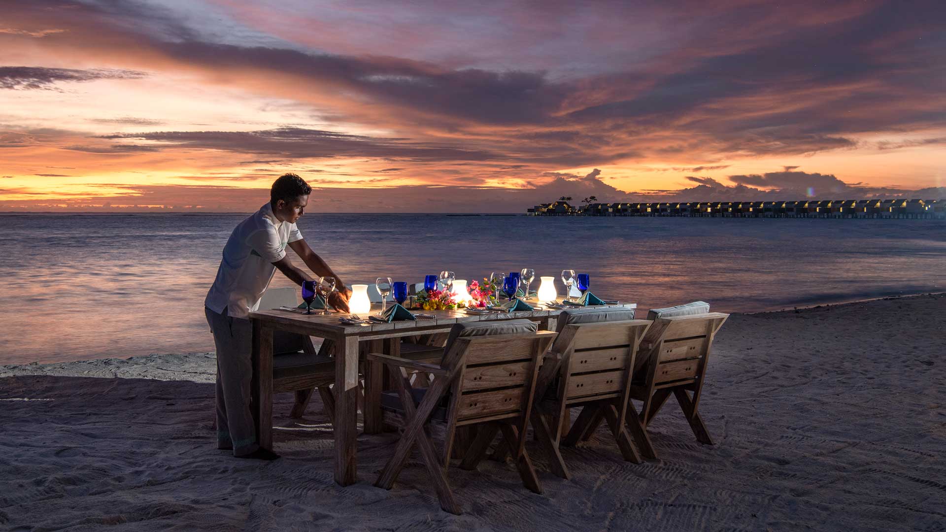 Cena-sulla-spiaggia-Emerald-Maldives-cantina-subacquea-Robb-Report-Italia