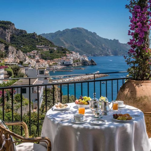 terrazza-colazione-con-vista-glicine-amalfi-robb-report-italia