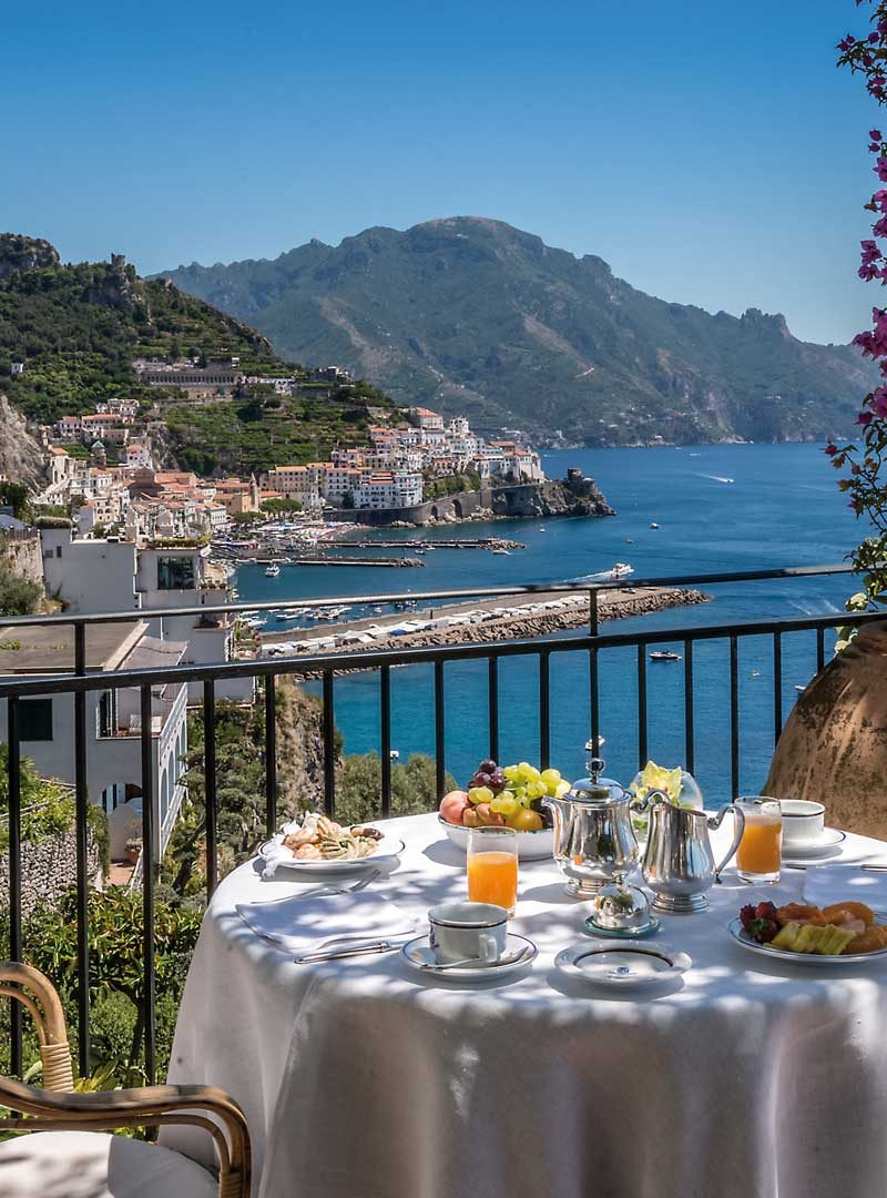 terrazza-colazione-con-vista-glicine-amalfi-robb-report-italia