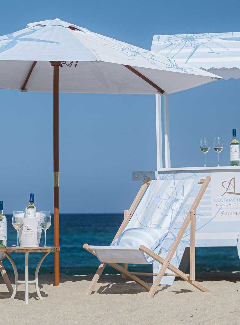 vini-bianchi-estivi-costamolino-set-spiaggia-argiolas-robb-report-italia