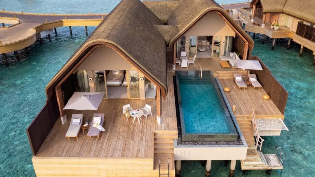 overwater bungalow maldive-resort-robb-report-italia